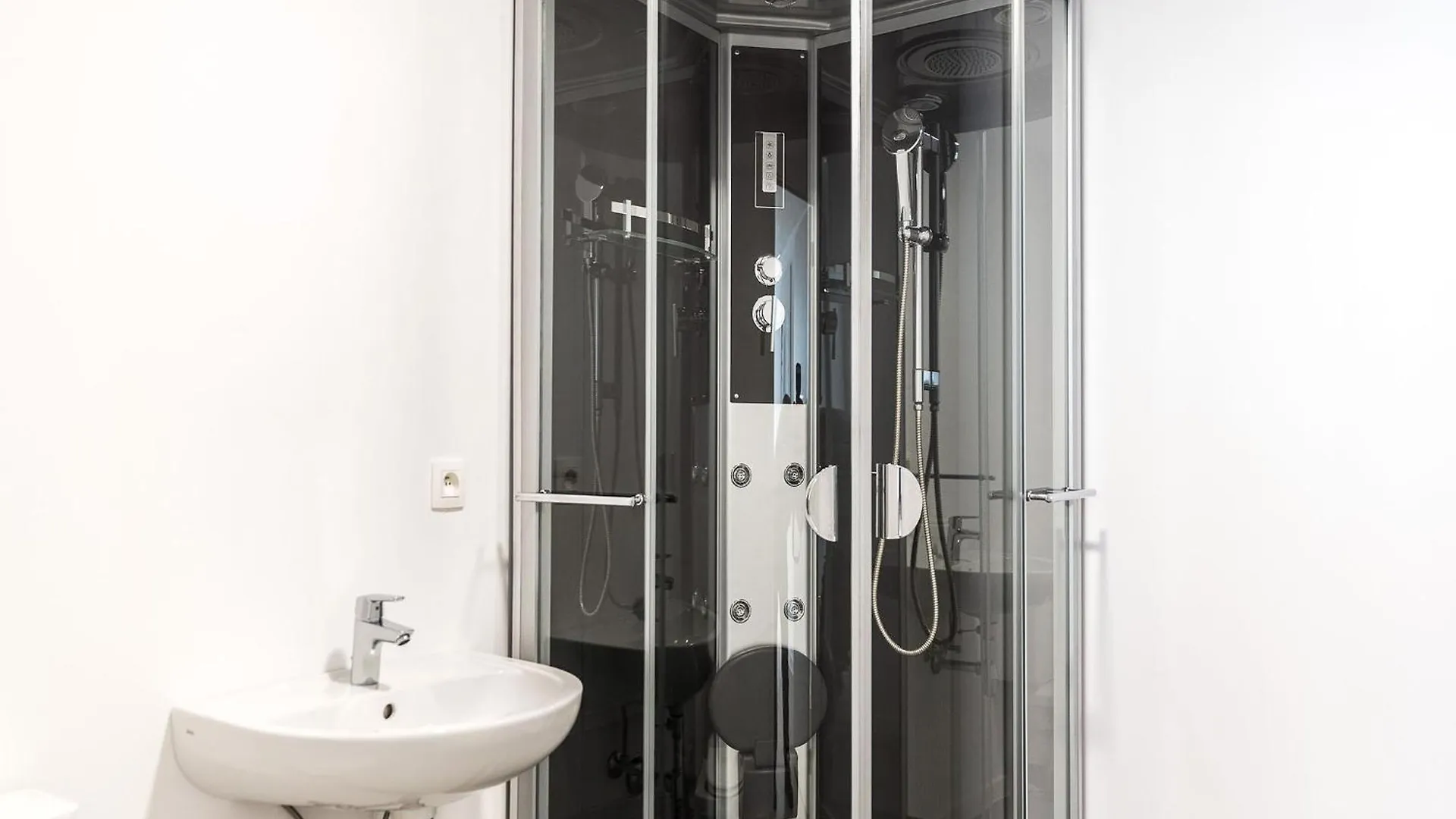 Apartment In Brussels, Degroux By Homenhancement Sa